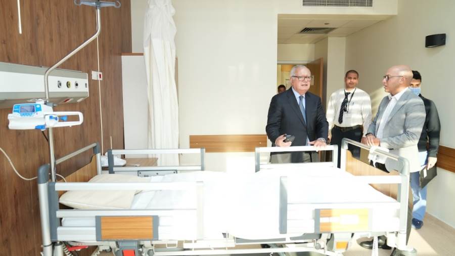 السفير محمد العرابي في مستشفى الناس