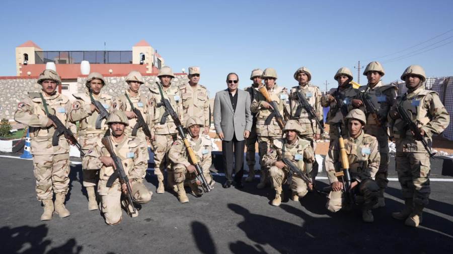 الرئيس السيسي وسط مقاتلي سيناء الحبيبة