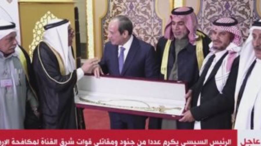 مشايخ قبائل سيناء يقدمون هدية تذكارية للرئيس السيسي في ذكرى 
