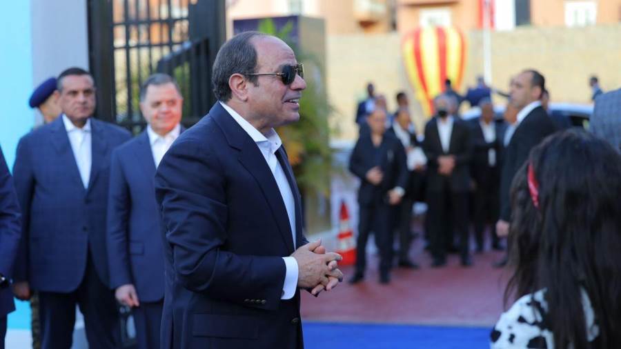 الرئيسي السيسى يتفقد معرض الأسر المنتجة بالأسمرات