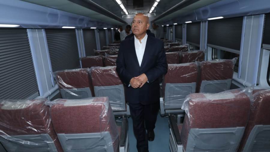 وزير النقل داخل القطار الإسباني الجديد