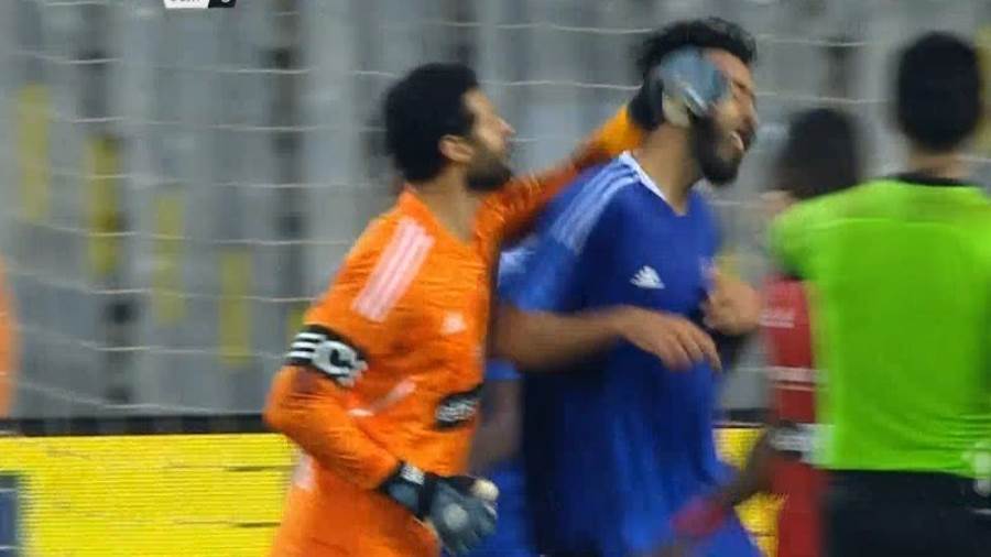 لحظة اعتداء محمد الشناوي على لاعب سموحة