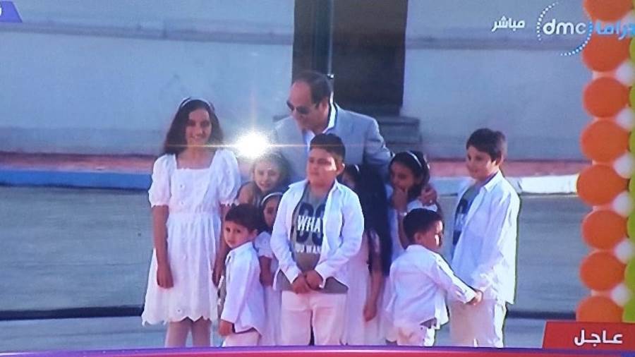 الرئيس السيسي يشارك أسر الشهداء والمصابين الاحتفال بعيد الفط