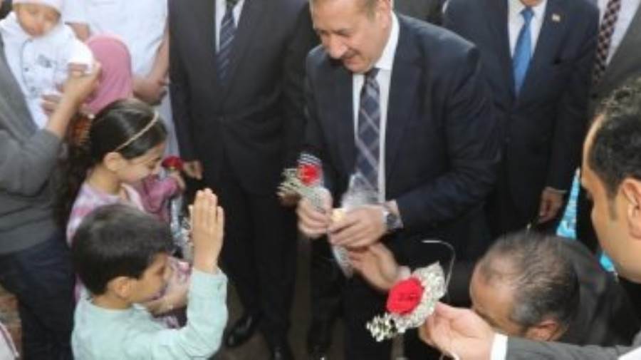 محافظ المنوفية يوزع الورود وكعك العيد على المواطنين والأطفال