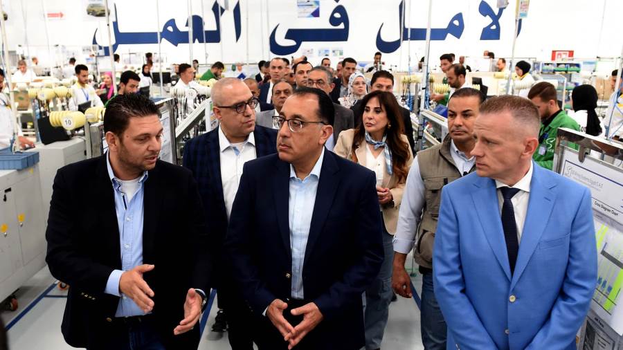 رئيس الوزراء يتفقد مصنع لوريال