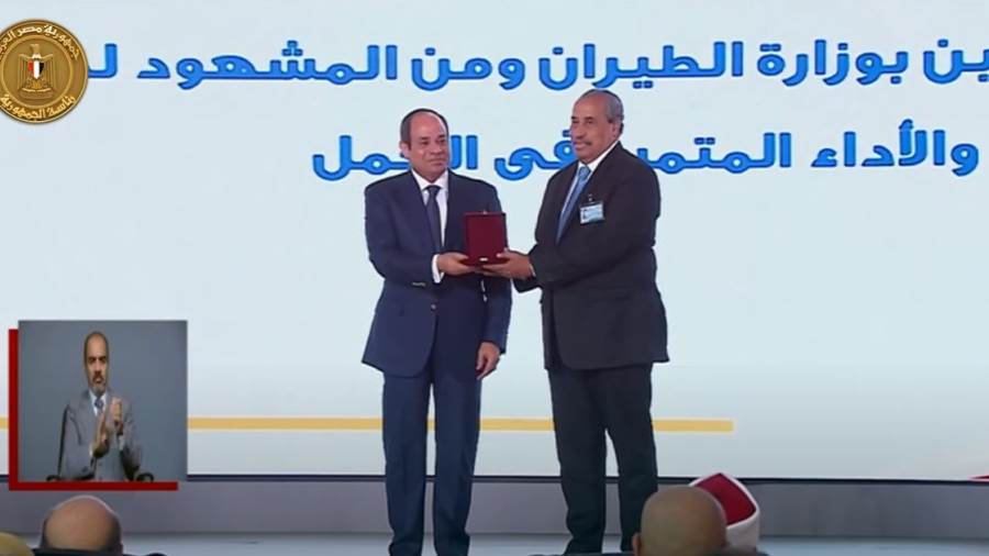 الرئيس السيسى يكرم نماذج مشرفة من عمال مصر