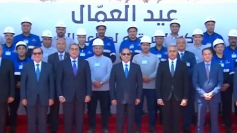 الرئيس السيسي يلتقط صورة تذكارية مع عمال مصنع الشرقية للسكر