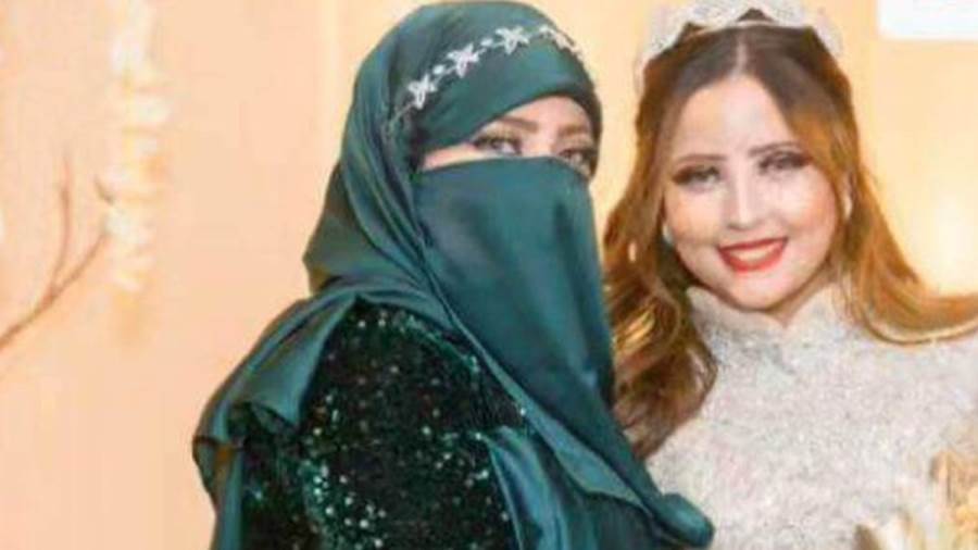 سيدة بورسعيد وابنتها