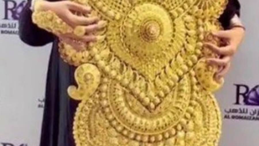 سعودية ترتدي 15 كيلو ذهب