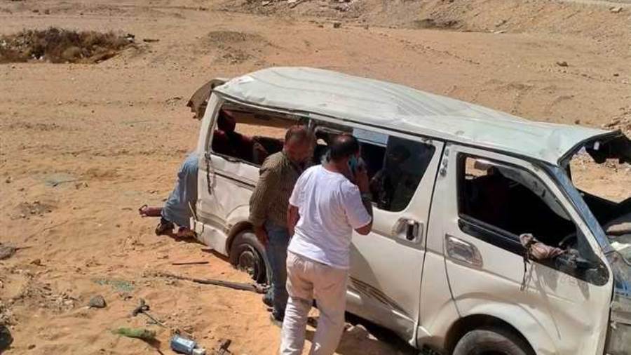 إصابة 14 شخصا في انقلاب سيارة على الصحراوي الشرقي بقنا