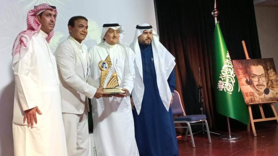أحمد الطيب يتوج بجائزة أفضل معلق رياضي