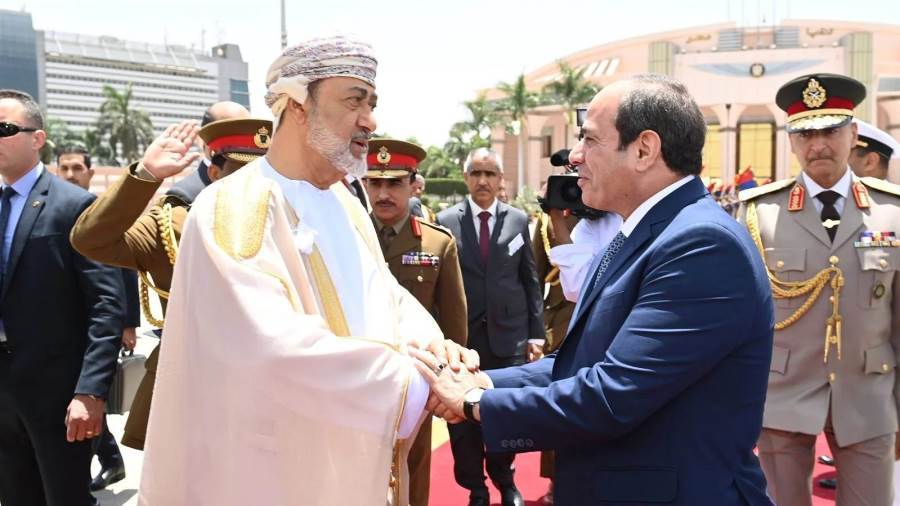 الرئيس السيسي يودع سلطان عمان بمطار القاهرة الدولي
