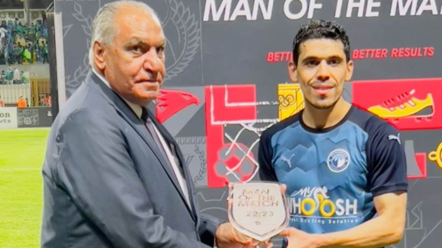 محمد حمدي مع جائزة أفصل لاعب