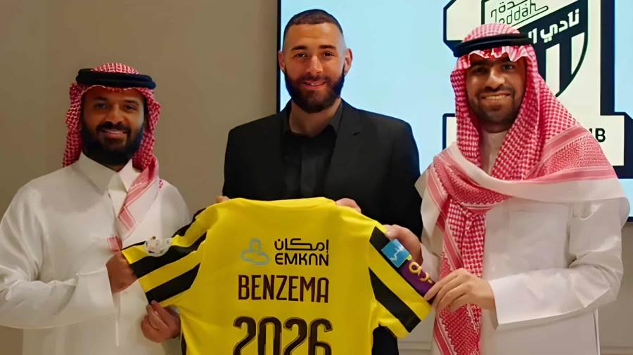 كريم بنزيما لاعب اتحاد جدة السعودي