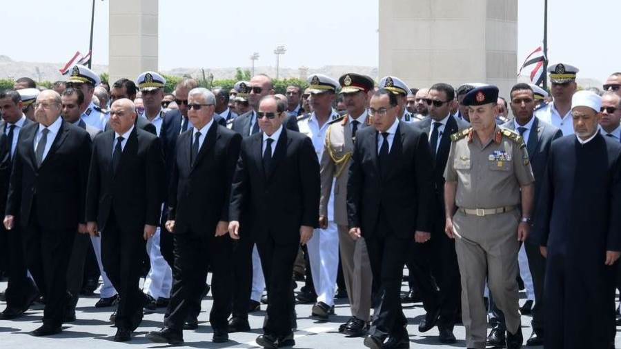 الرئيس السيسي يتقدم مشيعي جنازة والدة الدكتور مصطفى مدبولي ر