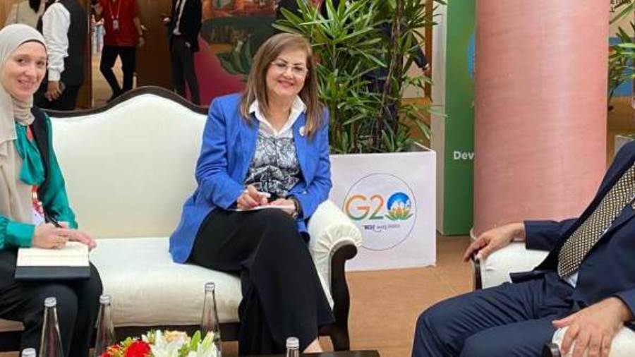 وزيرة التخطيط خلال لقائها مع وزير الاقتصاد العماني