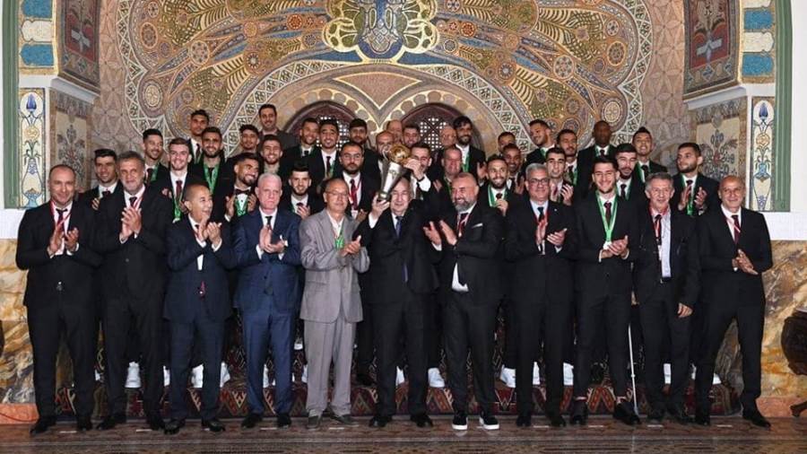 رئيس الجزائر مع لاعبي اتحاد الجزائري