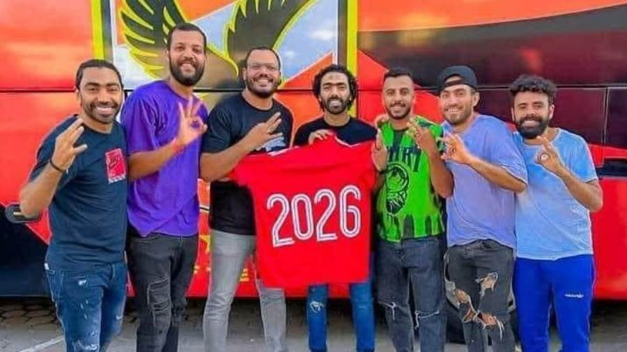 حسين الشحات لاعب الأهلي مع أصدقائه