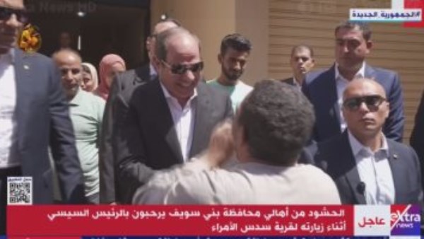 مواطن يطلب التقاط صورة مع الرئيس عبدالفتاح السيسي