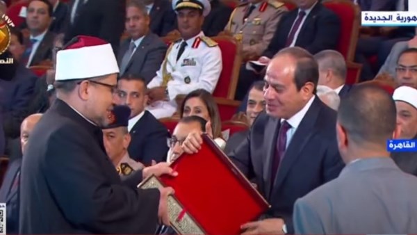 وزير الأوقاف يهدي الرئيس السيسي "موسوعة الثقافة الإسلامية" 