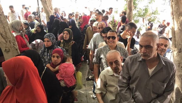 توافد المواطنين على مقرات الشهر العقارى بالقاهرة لإجراء توكيلات انتخابات الرئاسة