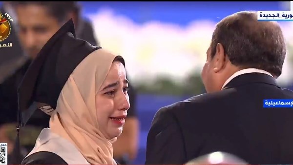 بكاء إحدى الطالبات لرؤية الرئيس السيسي