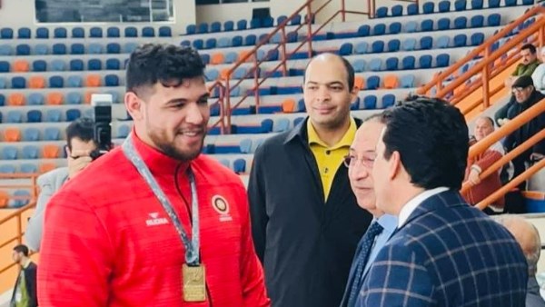 وزير الرياضة يهنئ عبداللطيف منيع ببرونزية بطولة العالم للمصارعة