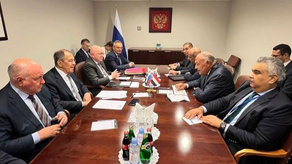 لقاء وزير الخارجية مع نظيره الروسي