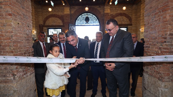 رئيس البريد المصري خلال افتاحه "المعرض العربي للطوابع"