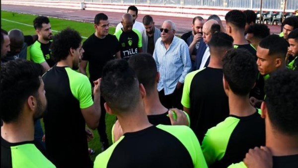 حسين لبيب مع لاعبي الزمالك 