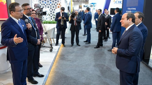 الرئيس السيسى يتفقد المعرض المقام على هامش مؤتمر مصر الدولى السابع للطاقة