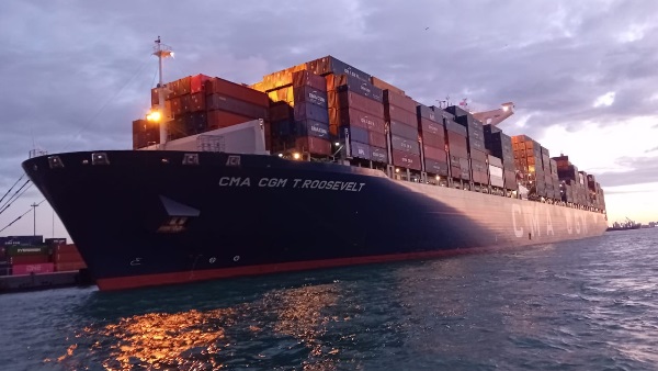 ميناء الإسكندرية يستقبل أكبر سفينة حاويات في تاريخه