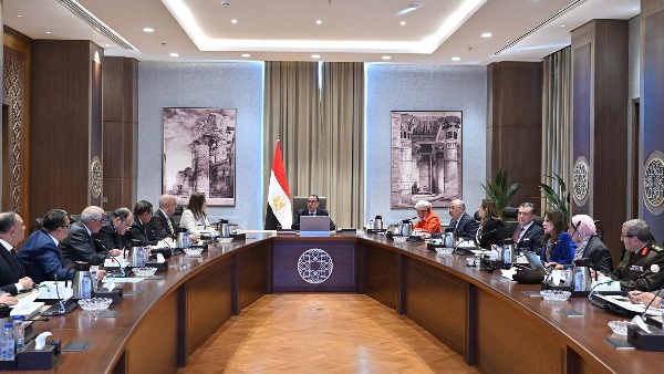 رئيس الوزراء خلال الاجتماع