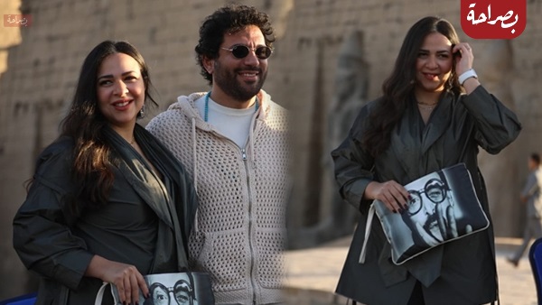 إيمي سمير غانم بحقيبة تحمل صورة والدها