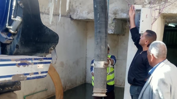 النائب محمد الحسيني يتابع عمليات سحب مياه المجاري