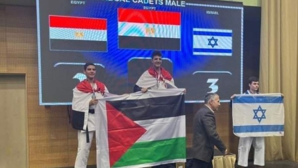 علم فلسطين أمام لاعب الاحتلال الإسرائيلي