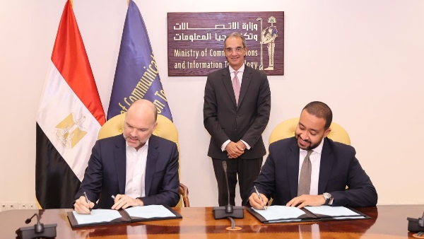 وزير الاتصالات يشهد توقيع اتفاقية تجارية بين «المصرية للاتصالات» و «إكسا إنفراستركتشر»