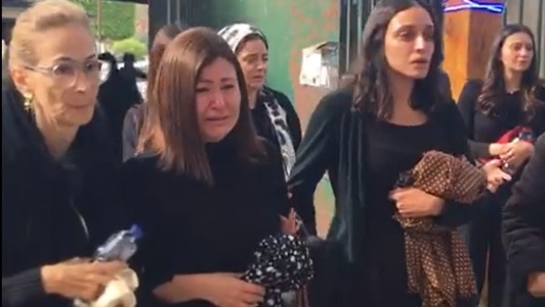 انهيار الإعلامية دينا رامز في جنازة والدتها