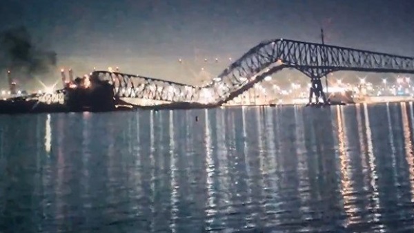 انهيار ثالث أطول جسر بالعالم بالتيمور في أمريكا 