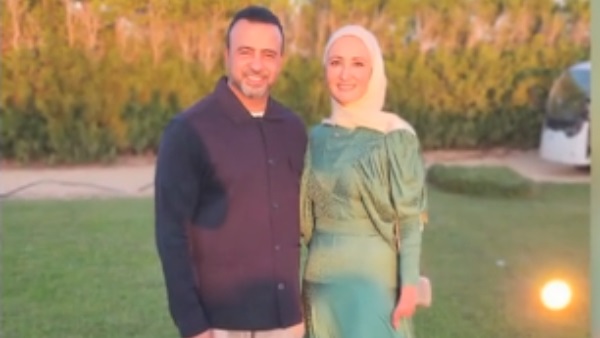 مصطفى حسني وزوجته