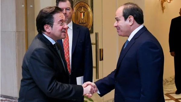 الرئيس المصري يصافح وزير الخارجية الإسباني خوسيه مانويل ألباريس