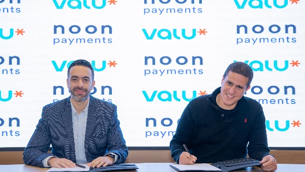 جانب من توقيع اتفاقية الشراكة بين «ڤاليو» مع منصة «نون للمدفوعات» 
