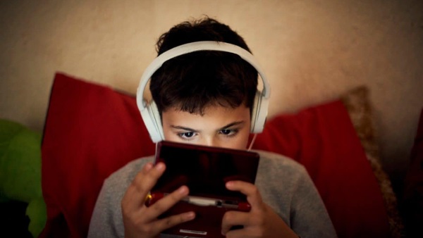 لعب القمار الألكترونية مضرة للأطفال والشباب 