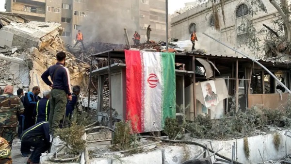علم  إيراني معلق  مع غارة إسرائيلية على السفارة الإيرانية