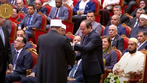 وزير الأوقاف يهدي الرئيس السيسي نسخةً من موسوعة "رؤية" 