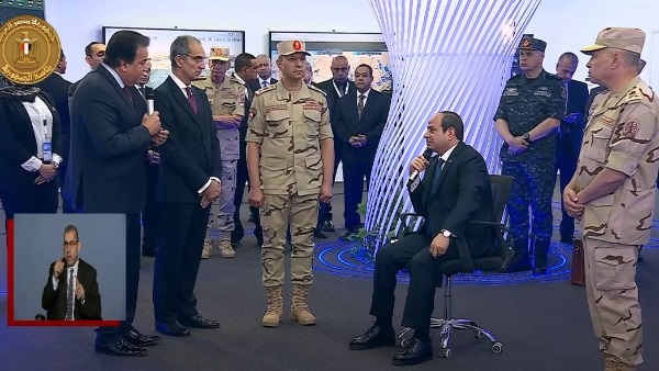  الرئيس السيسي مع وزيري الصحة والاتصالات