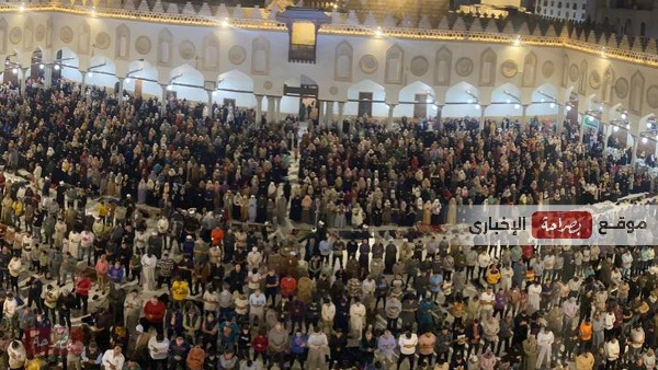 الآلاف يؤدون صلاة تراويح ليلة 27 من رمضان