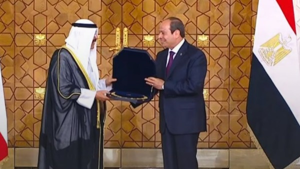 الرئيس السيسي يمنح أمير الكويت قلادة النيل