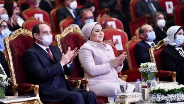 الرئيس عبد الفتاح السيسي وزوجته انتصار السيسي خلال حفل المرأة العالمي
