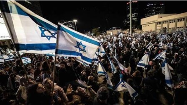احتجاجات عوائل محتجزي إسرائيل أمام وزراة الدفاع الإسرائيلية